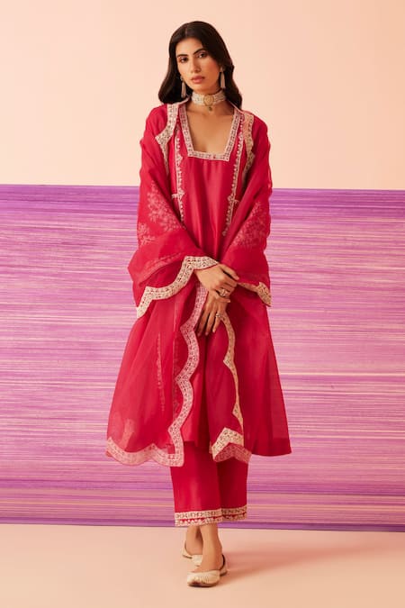 Sureena Chowdhri_Magenta Silk, Organza, Chanderi Sequins, Embroidery V-neck Mirage Kurta Set_Online_at_Aza_Fashions