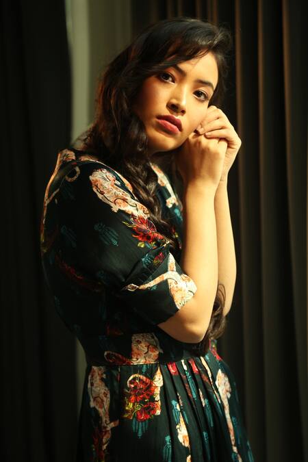 Shop Ekastories Green Cotton V-neck Panther Print Overlay Dress Shop_Ekastories_Green Cotton V-neck Panther Print Overlay Dress