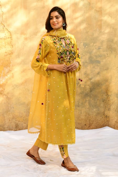 Buy_Label Niti Bothra_Yellow Silk Embroidery V-neck Floral Yoke Kurta And Pant Set _Online_at_Aza_Fashions