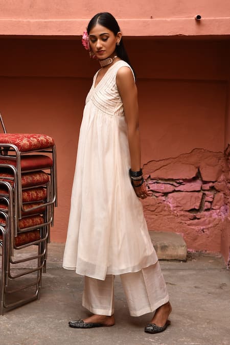 Deep Thee_Ivory Chanderi Zari V-neck Embroidered Kurta And Flared Pant Set _Online_at_Aza_Fashions
