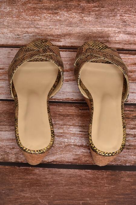 Buy_Samyukta Singhania_Gold Scales Pattern Wedges_Online_at_Aza_Fashions