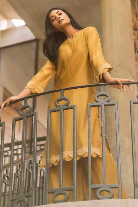 Buy_Vaani Beswal_Yellow Chanderi Embroidery Split V-neck Sadia Scalloped Border Kurta And Pant Set _Online_at_Aza_Fashions