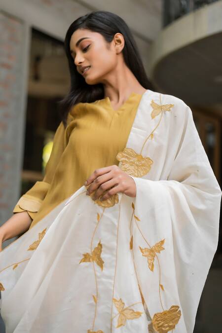 Shop_Vaani Beswal_Yellow Chanderi Embroidery Split V-neck Sadia Scalloped Border Kurta And Pant Set _Online_at_Aza_Fashions