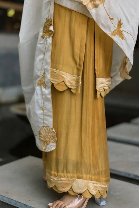 Vaani Beswal_Yellow Chanderi Embroidery Split V-neck Sadia Scalloped Border Kurta And Pant Set _at_Aza_Fashions