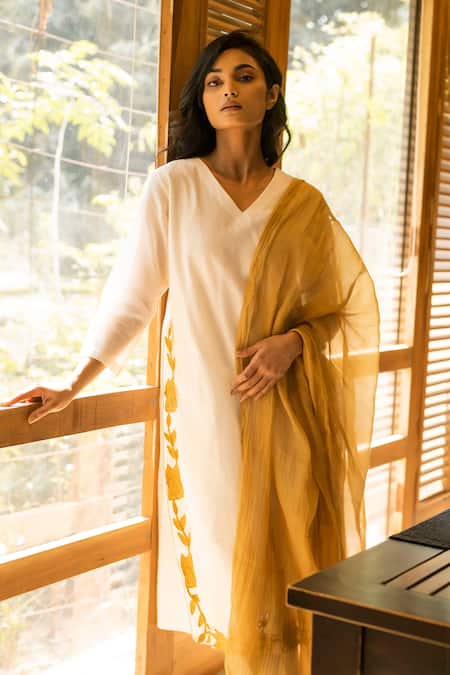 Vaani Beswal Ivory Handwoven Malai Chanderi Applique Embroidered Eliza Kurta Trouser Set Online at Aza Fashions Vaani Beswal_Ivory Handwoven Malai Chanderi Applique Embroidered Eliza Kurta Trouser Set _Online_at_Aza_Fashions