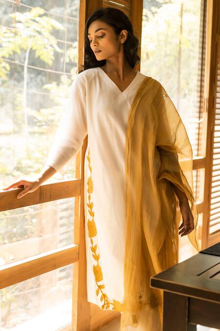Buy Vaani Beswal Ivory Handwoven Malai Chanderi Applique Embroidered Eliza Kurta Trouser Set Online at Aza Fashions Buy_Vaani Beswal_Ivory Handwoven Malai Chanderi Applique Embroidered Eliza Kurta Trouser Set _Online_at_Aza_Fashions