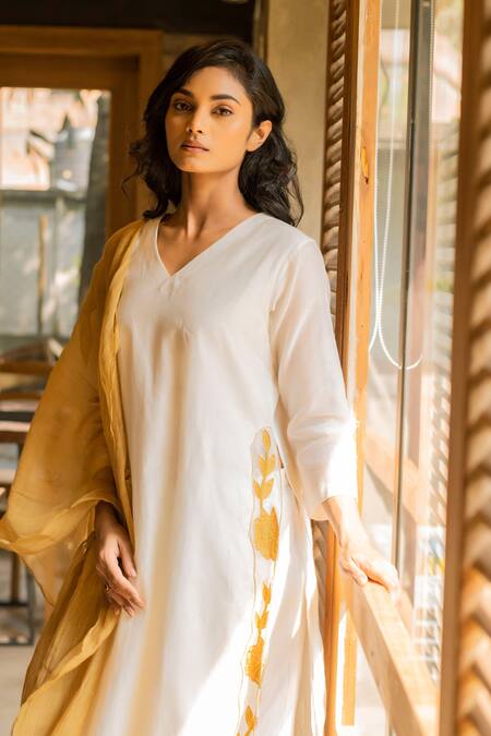 Vaani Beswal Ivory Handwoven Malai Chanderi Applique Embroidered Eliza Kurta Trouser Set at Aza Fashions Vaani Beswal_Ivory Handwoven Malai Chanderi Applique Embroidered Eliza Kurta Trouser Set _at_Aza_Fashions