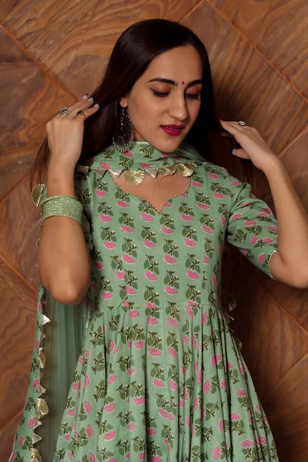 Pomcha Jaipur_Green Floral V Neck Calico Print Anarkali Set _at_Aza_Fashions
