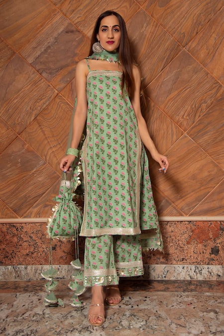 Buy_Pomcha Jaipur_Green Dupatta Soft Net, Kurta And Pant Cotton Floral Square Mishika Print Set _Online_at_Aza_Fashions