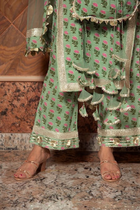 Shop_Pomcha Jaipur_Green Dupatta Soft Net, Kurta And Pant Cotton Floral Square Mishika Print Set _Online_at_Aza_Fashions