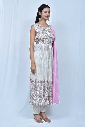 Buy_Samyukta Singhania_Cream Georgette Embroidery Round Neck Floral Pattern Fit And Flare Kurta Pant Set