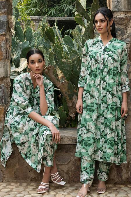 Divi By Sonal Khandelwal_Green Muslin(viscose) Printed Wild Floral V Neck Apple Tunic And Pant Set _Online_at_Aza_Fashions