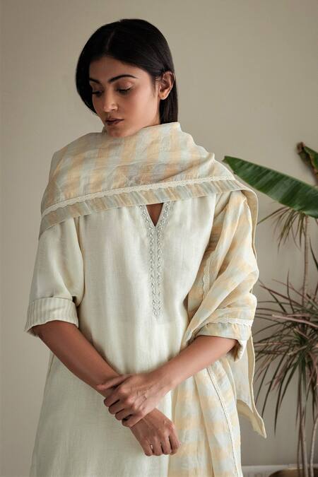 Shorshe Clothing_Ivory Handloom Tissue Stole_Online_at_Aza_Fashions