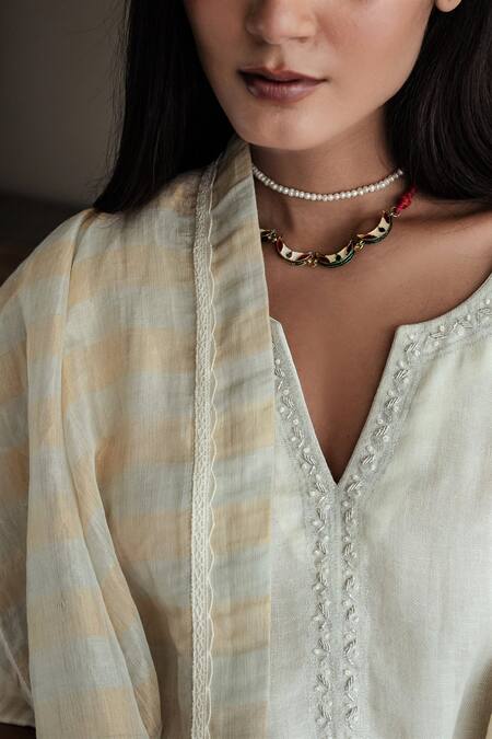 Shorshe Clothing_Ivory Handloom Tissue Stole_at_Aza_Fashions