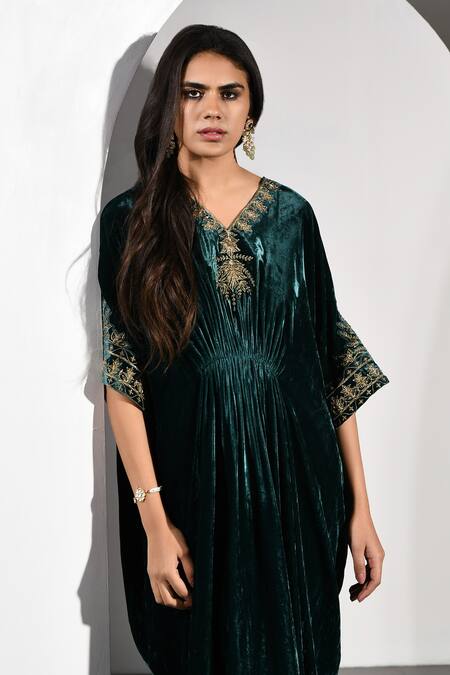Buy_K-Anshika_Green Velvet Embroidery Zari V Neck Neckline Kurta _Online_at_Aza_Fashions