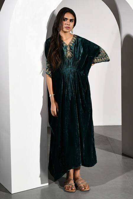 K-Anshika_Green Velvet Embroidery Zari V Neck Neckline Kurta _at_Aza_Fashions