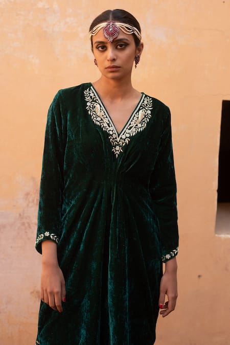 Avaasya Jaipur_Green Silk, Velvet Zari, Diamonds, Embroidery V-neck Kaftan _Online_at_Aza_Fashions