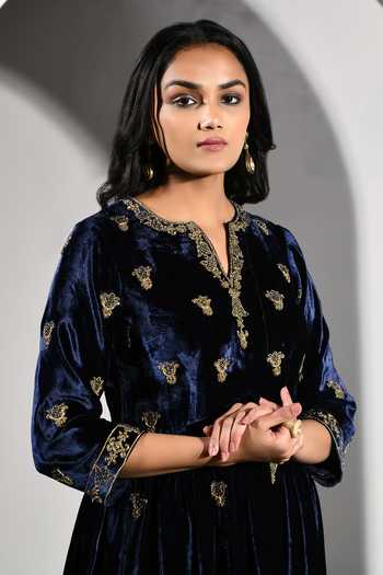 K-Anshika_Blue Velvet Embroidery Zari Round Notched Floral Kurta And Palazzo Set _Online_at_Aza_Fashions