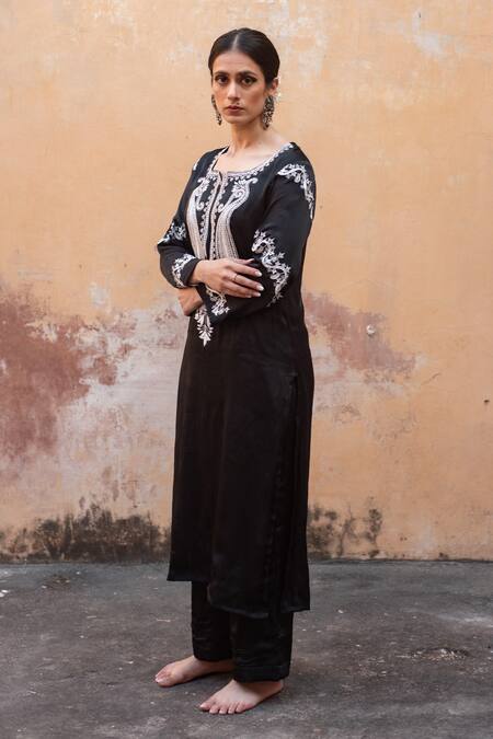 Buy_Avaasya Jaipur_Black Cotton, Silk Embroidery Split V-neck Bodice Kurta And Flared Pant Set _Online_at_Aza_Fashions