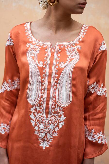 Avaasya Jaipur_Orange Cotton, Silk Embroidery Split V-neck Paisley Kurta And Flared Pant Set _at_Aza_Fashions