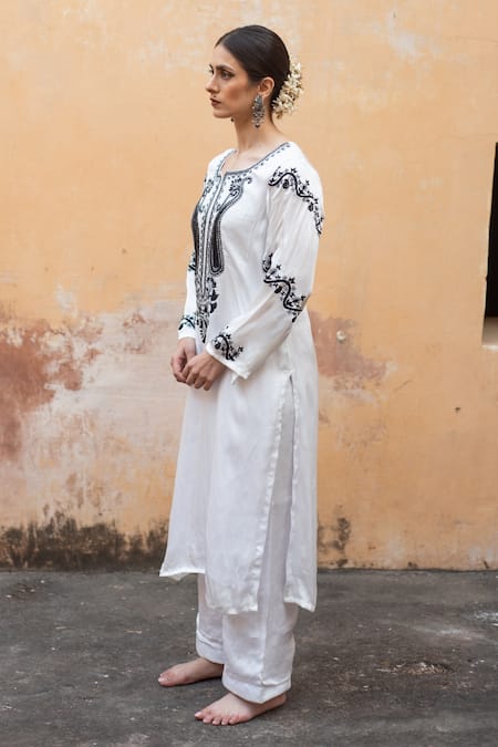 Avaasya Jaipur_Ivory Cotton, Silk Embroidery Split V-neck Kurta And Pant Set _Online_at_Aza_Fashions