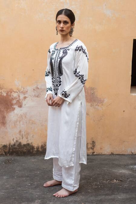 Buy_Avaasya Jaipur_Ivory Cotton, Silk Embroidery Split V-neck Kurta And Pant Set _Online_at_Aza_Fashions