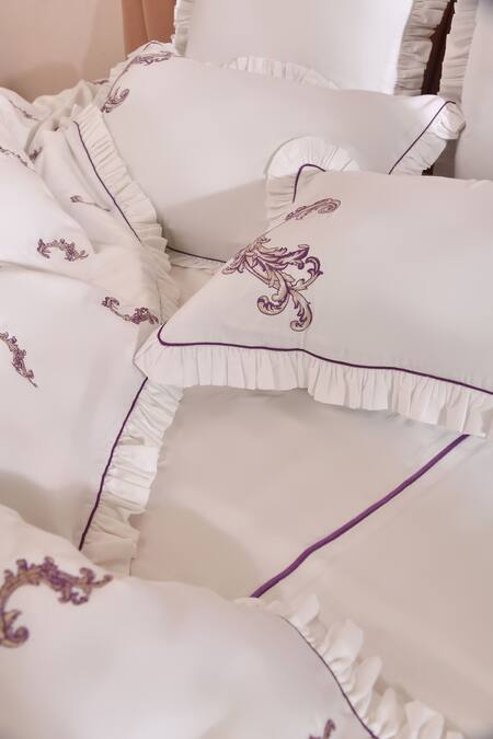 Buy_LA Paloma_White 100% Cotton Embroidered Baroque Bedsheet Set