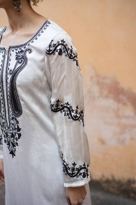 Avaasya Jaipur_Ivory Cotton, Silk Embroidery Split V-neck Kurta And Pant Set _at_Aza_Fashions