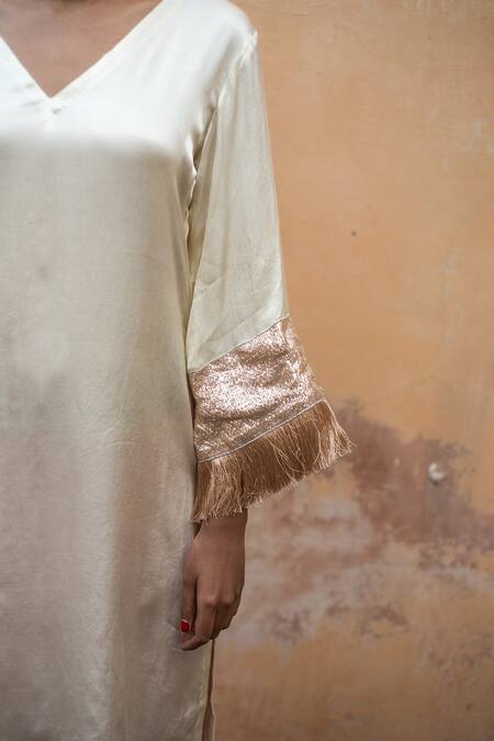 Buy_Avaasya Jaipur_White Gabardine, Organza Fringe, Embroidery V-neck Gajji Silk Kurta Set 