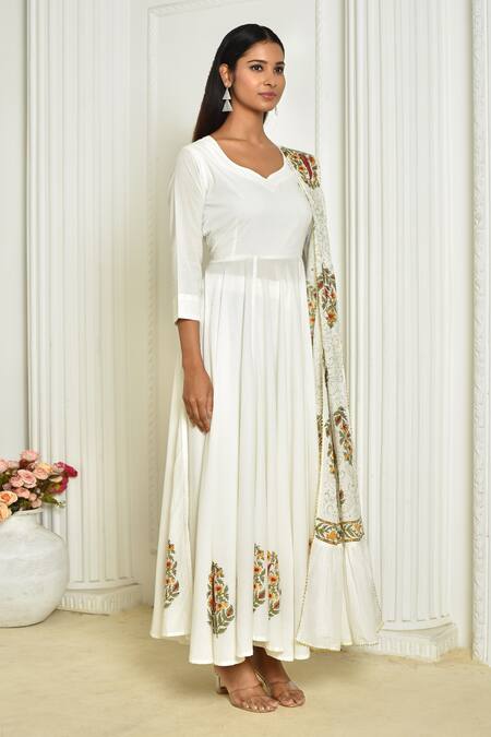 Adara Khan_Off White Cotton Hand Block Printed Floral Motifs V Anarkali Set With Dupatta_at_Aza_Fashions