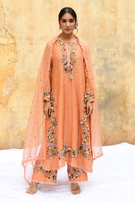 Buy_Label Niti Bothra_Peach Silk Embroidery, Lace Split V-neck Floral Bloom Kurta Set _Online_at_Aza_Fashions