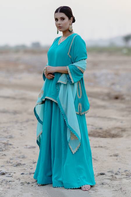 Daljit Sudan_Cream Dupatta Georgette, Phiran And Lehenga Crepe Tilla Aari V Work Kurta Set _Online_at_Aza_Fashions