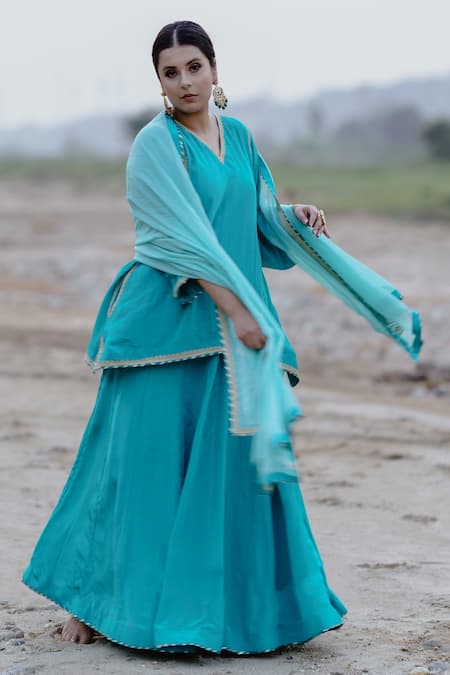 Daljit Sudan_Cream Dupatta Georgette, Phiran And Lehenga Crepe Tilla Aari V Work Kurta Set _at_Aza_Fashions