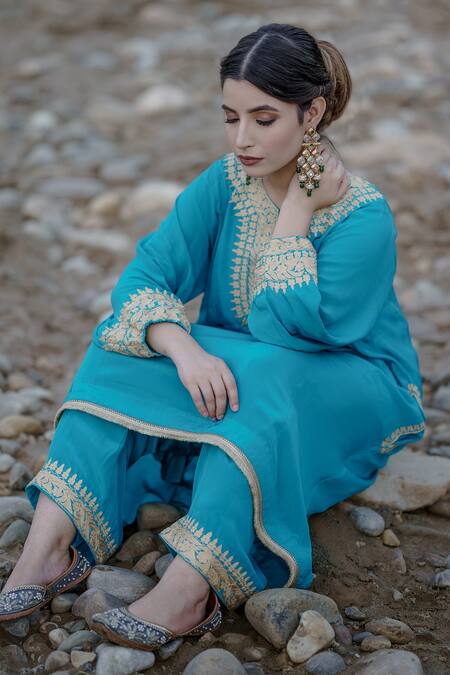Daljit Sudan_Blue Phiran Kurta And Pant Crepe & Dupatta Organza Aari Asymmetric Hem Set _Online_at_Aza_Fashions