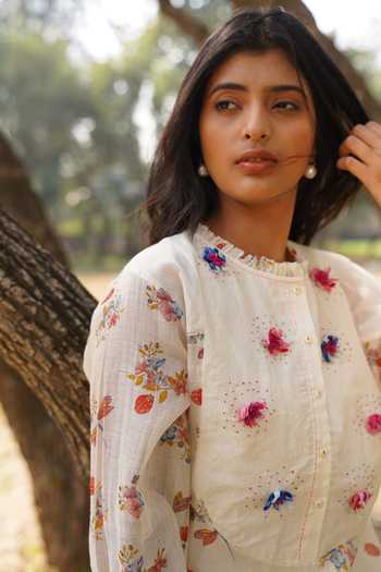 Buy_Dhaari_Off White Handloom Cotton, Silk Embroidery Collared Kantha Dress _Online_at_Aza_Fashions