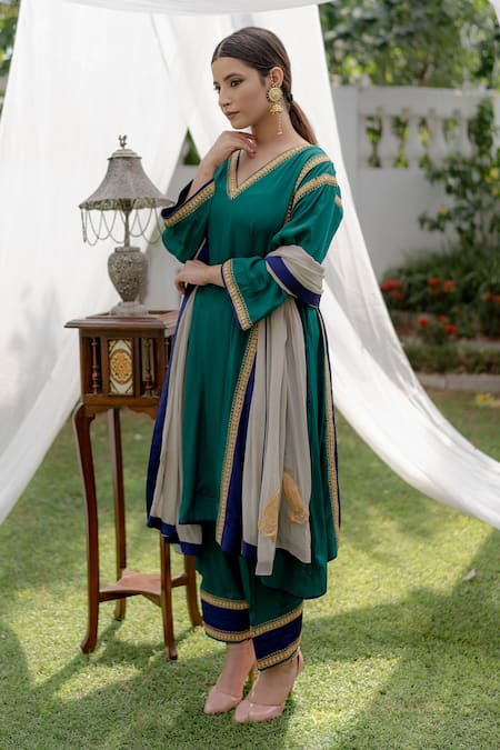Daljit Sudan_Green Phiran Kurta And Pant Crepe & Dupatta Georgette Neckline Embroidered Set _Online_at_Aza_Fashions