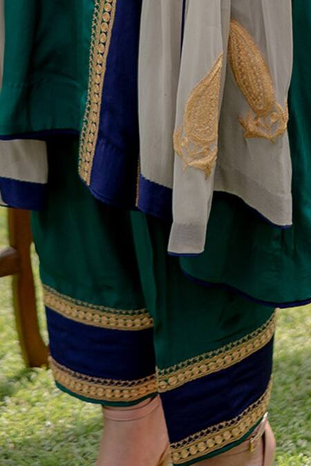 Buy_Daljit Sudan_Green Phiran Kurta And Pant Crepe & Dupatta Georgette Neckline Embroidered Set _Online_at_Aza_Fashions