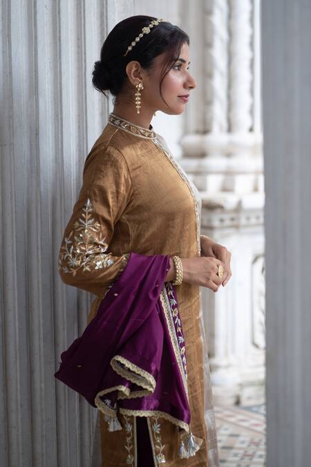 Shop Sheela Suthar Silver Tissue, Organza Zari, Embroidery Mandarin Collar Kurta Pant Set Online at Aza Fashions Shop_Sheela Suthar_Silver Tissue, Organza Zari, Embroidery Mandarin Collar Kurta Pant Set _Online_at_Aza_Fashions