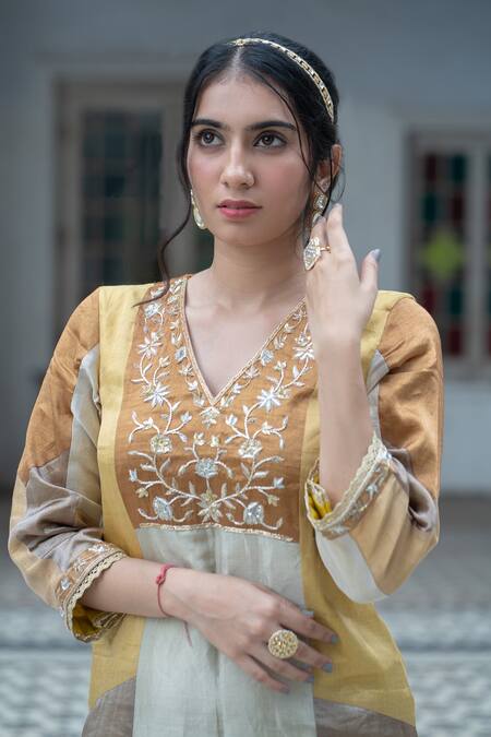 Sheela Suthar_Gold Tissue Embroidery V-neck Yoke Panelled Tunic _Online_at_Aza_Fashions