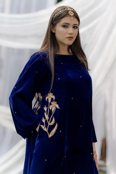 Buy_Daljit Sudan_Blue Velvet Kashmiri Tilla And Aari Boat Phiran Kurta And Pant Set _Online_at_Aza_Fashions