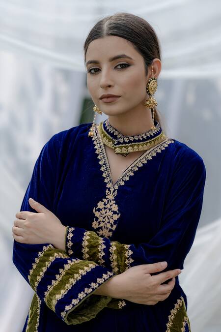 Daljit Sudan Cream Velvet Kashmiri Tilla Aari V Neck Phiran Kurta And Pant Set at Aza Fashions Daljit Sudan_Cream Velvet Kashmiri Tilla Aari V Neck Phiran Kurta And Pant Set_at_Aza_Fashions