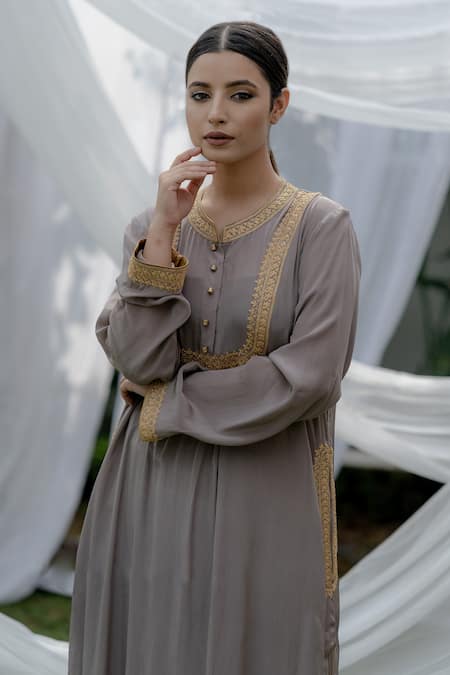 Daljit Sudan_Grey Crepe Kashmiri Tilla Band Collar Embroidered Phiran Kurta Pant Set _Online_at_Aza_Fashions