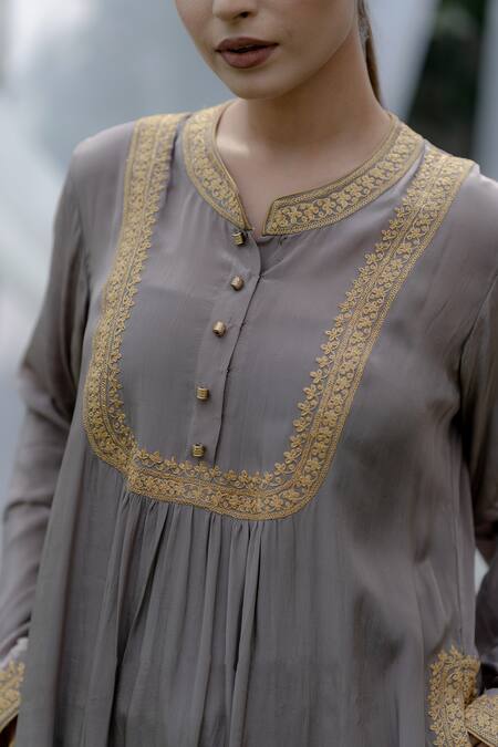 Buy_Daljit Sudan_Grey Crepe Kashmiri Tilla Band Collar Embroidered Phiran Kurta Pant Set _Online_at_Aza_Fashions