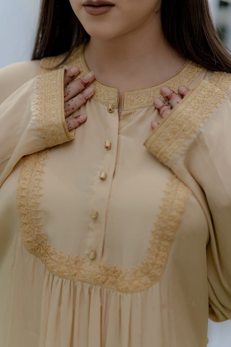 Daljit Sudan_Cream Crepe Kashmiri Tilla Band Collar Work Phiran Kurta Pant Set _Online_at_Aza_Fashions