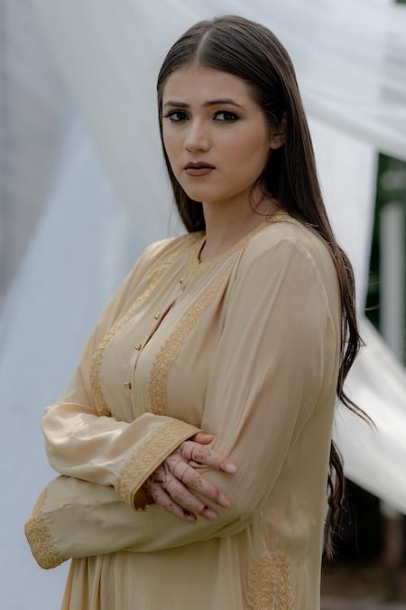 Buy_Daljit Sudan_Cream Crepe Kashmiri Tilla Band Collar Work Phiran Kurta Pant Set _Online_at_Aza_Fashions