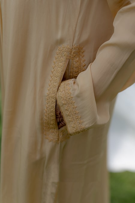 Shop_Daljit Sudan_Cream Crepe Kashmiri Tilla Band Collar Work Phiran Kurta Pant Set _Online_at_Aza_Fashions