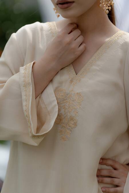 Daljit Sudan_Cream Dupatta Georgette, Phiran And Pant Crepe Kashmiri Tilla Work Kurta Set _Online_at_Aza_Fashions