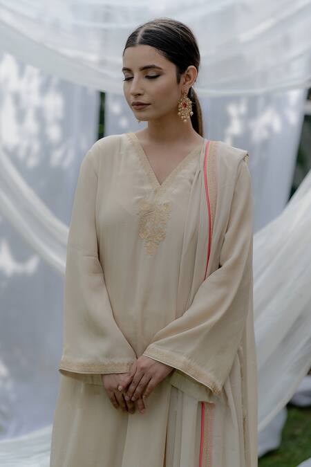 Buy_Daljit Sudan_Cream Dupatta Georgette, Phiran And Pant Crepe Kashmiri Tilla Work Kurta Set _Online_at_Aza_Fashions