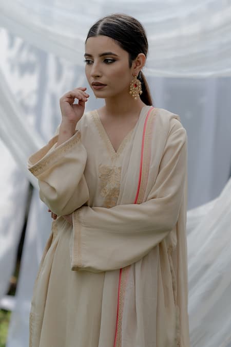 Shop_Daljit Sudan_Cream Dupatta Georgette, Phiran And Pant Crepe Kashmiri Tilla Work Kurta Set _Online_at_Aza_Fashions