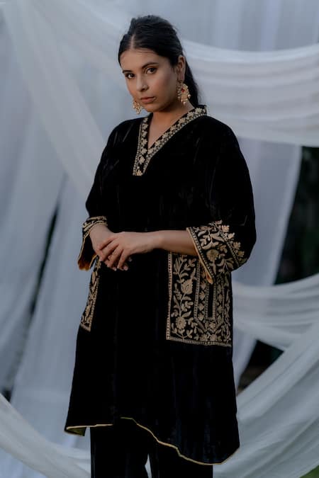 Daljit Sudan_Black Velvet Kashmiri Tilla Aari V Neck Full Sleeved Phiran Kurta And Pant Set _Online_at_Aza_Fashions